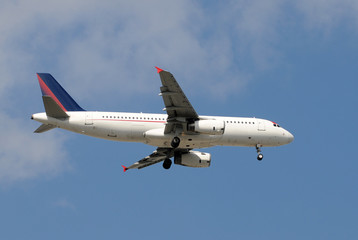 Fototapeta na wymiar Odrzutowy samolot pasażerski