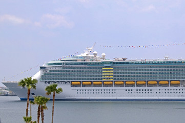 Obraz premium Large modern cruise ship