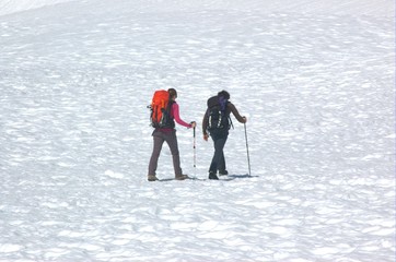Alpinistas ascendiendo.