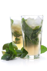 Zwei Mojitos mit Garnierung