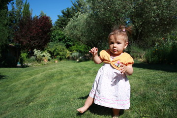 bébé fille apprenant la marche