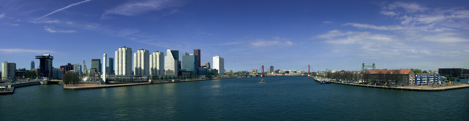 Fototapeta na wymiar Panorama Rotterdamu i rzeki Mass