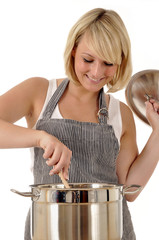 Junge Frau beim Kochen