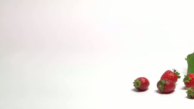 carrellata e zoom di limoni e fragole