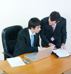 hommes d'affaires en discution