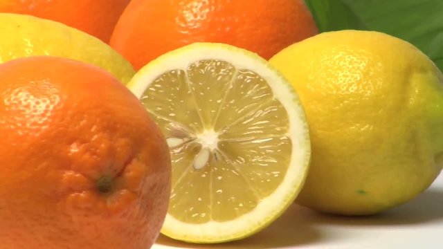 lenta carrellata su fette e buccia di agrumi