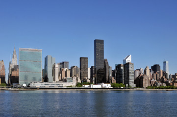 Naklejka premium Midtown Manhattan skyline on a Clear Blue morning.