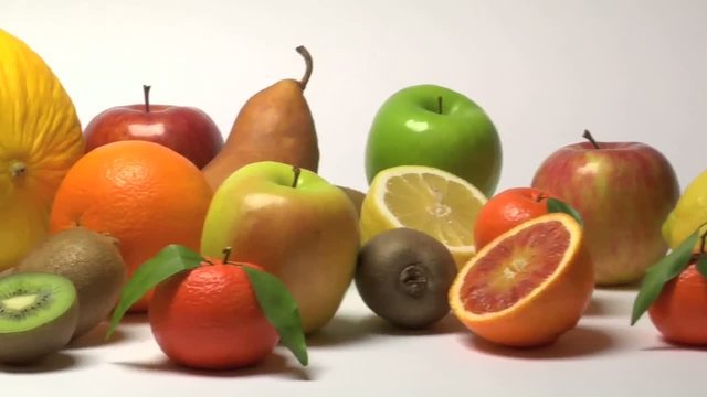 zoom e carrellata su trionfo di frutta