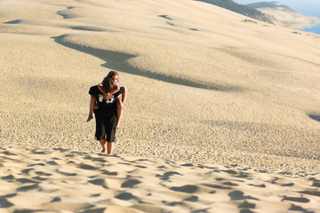 porter sur son dos sa petite soeur sur la dune du Pyla 9