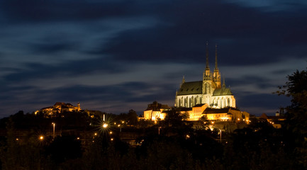 Fototapeta na wymiar Katedra Petrov i zamek Spilberk w nocy - Brno.