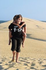 porter sur son dos sa petite soeur sur la dune du Pyla 3