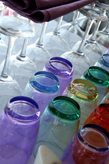 Verres alignés sur desserte