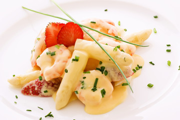 Spargel mit Garnelen und Erdbeeren