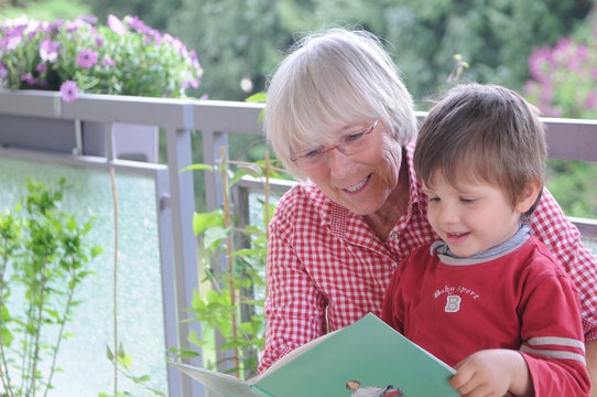 Oma liest vor