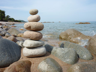 mer et galets en équilibre