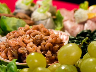 Krabbenteller mit Salat und Weintrauben garniert