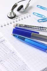 Kugelschreiber, Kopfhörer und Kalender
