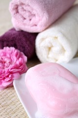 Fototapeta na wymiar Spa: ręczniki i mydło