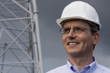 Lächelnder Ingenieur auf Baustelle