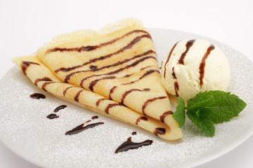 Crepe mit Vanilleeis