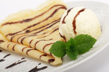 Crepe mit Vanilleeis