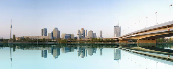 Fotobehang Uitzicht op een moderne stad met een waterreflectie © Y. B. Photography