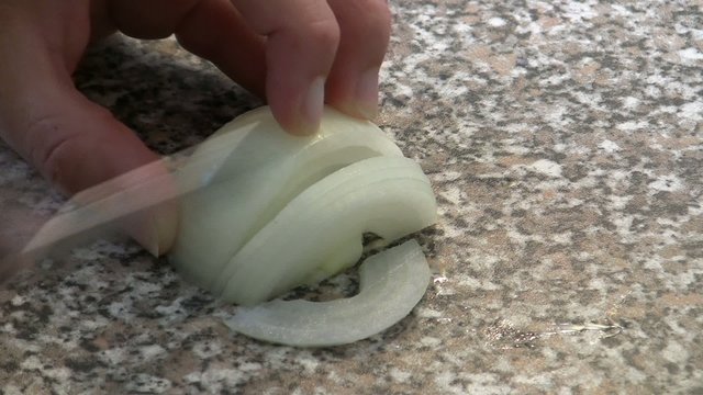 Zwibeln schneiden