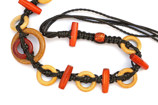 ceinture en macram&eacute; avec des perles et des anneaux de bois