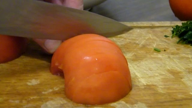 cut tomatoes into slices