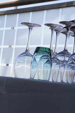 Verres sur desserte