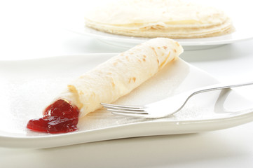 Palatschinken mit Konfitüre auf einem weissen Teller