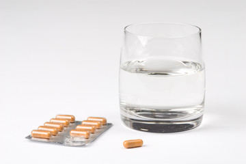 Tabletten mit Glas