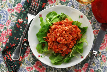 Salmone marinato su letto di insalatina