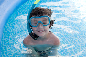 Naklejka premium Child in the pool on holiday