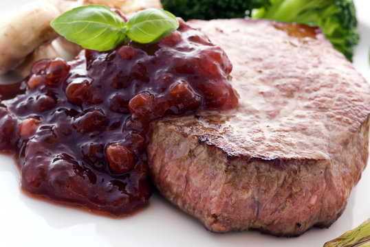 Steak mit Preiselbeeren