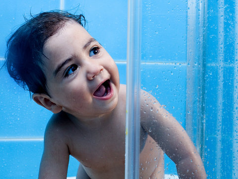 bambino nella doccia