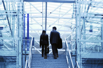 Geschäftsreisende in einemTerminal