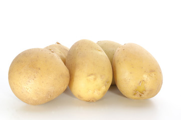 junge Kartoffeln auf einer weissen Flaeche
