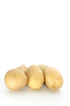 junge Kartoffeln auf einer weissen Flaeche