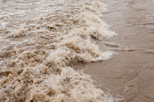 Reissender Fluss bei Hochwasser und &Uuml;berflutung