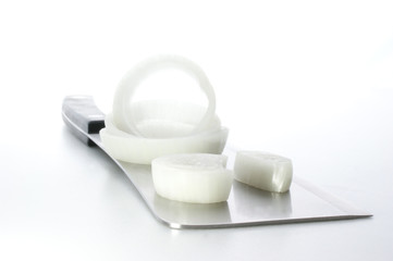 Zwiebelscheiben auf einem Küchenmesser