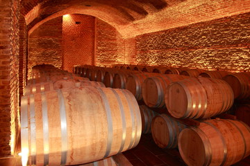 Weinfässer, Holzfässer, Weinkeller, Weingut, Piemont, Italien