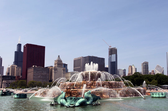 Buckingham Fountain - Chicago skyline