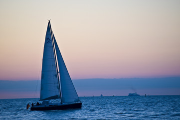 Fototapeta premium Sailing into the sunset