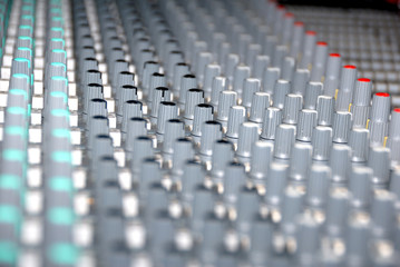 Sound mixing console