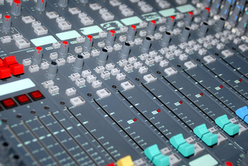 Sound mixing console