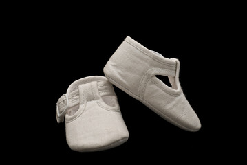 Zapatitos blancos.
