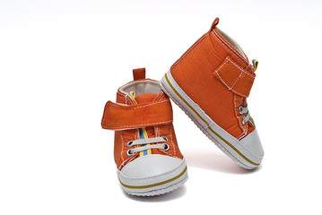 Deportivas naranjas.