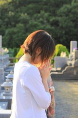 手を合わせる女性