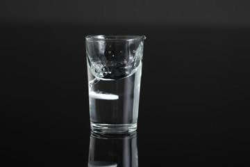 Wasserglas mit Sprudelblasen